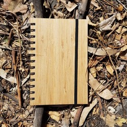 Libreta con pasta de bambú y 70 hojas rayadas