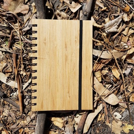 Libreta con pasta de bambú y 70 hojas rayadas