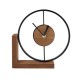 Reloj de mesa con un diseño industrial