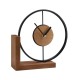 Reloj de mesa con un diseño industrial