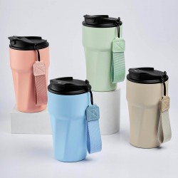 Termo con diseño llamativo por su forma curveada de abajo
